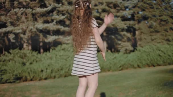 Glückliche Schöne Lockige Mädchen Tanzen Freien Einem Park Einem Schönen — Stockvideo