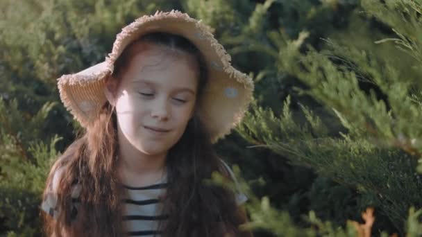 Όμορφο Κοριτσάκι Ριγέ Φόρεμα Και Καπέλο Που Χαλαρώνει Στο Γρασίδι — Αρχείο Βίντεο