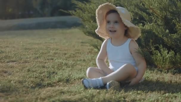 Счастливая Девочка Солнечной Шляпе Сидящая Зеленой Траве Летний День Летнее — стоковое видео