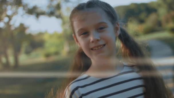 Csinos Göndör Lány Csíkos Ruhában Parkban Egy Napos Nyári Napon — Stock videók