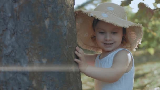 Menina Criança Sorridente Feliz Com Chapéu Sol Jogando Peekaboo Dia — Vídeo de Stock
