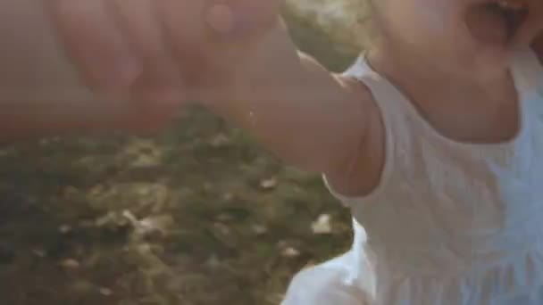 Щасливий Малюк Кружляє Маминих Обіймах Літньому Парку Сімейна Гра Мати — стокове відео