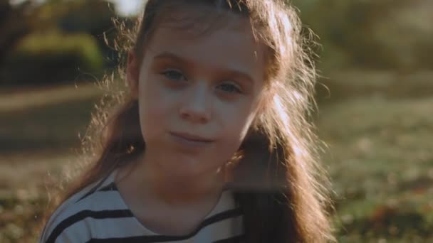 Portret Van Een Mooi Meisje Een Gestreepte Jurk Het Park — Stockvideo