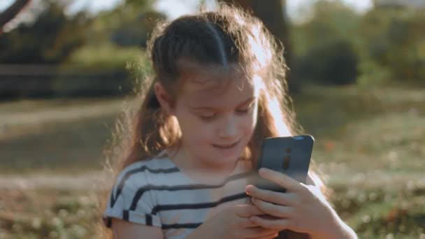 Portrét Hezké Holčičky Pruhovaných Šatech Parku Navigující Smartphonu Léto Dovolená — Stock video