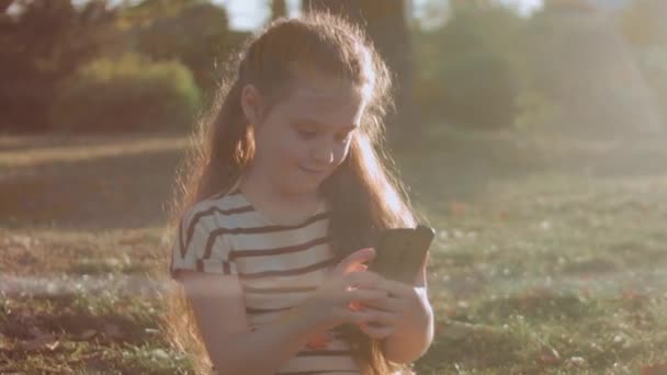 Портрет Красивої Дівчинки Смугастій Сукні Парку Пересувається Смартфону Літо Відпустка — стокове відео