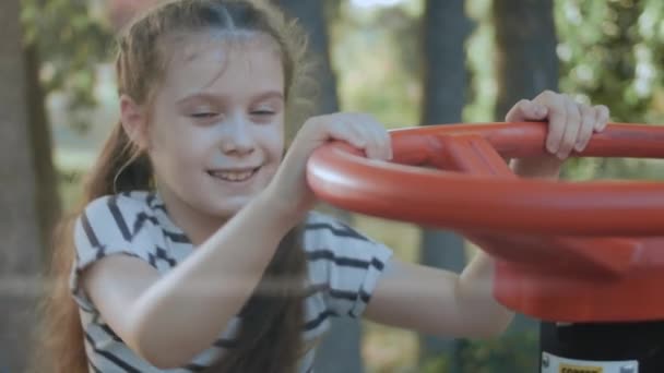 Petite Fille Jouant Sur Entraînement Sol Sportif Amusant Porter Des — Video