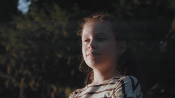 Portrét Hezké Holčičky Pruhovaných Šatech Parku Léto Dovolená Šťastné Dětství — Stock video