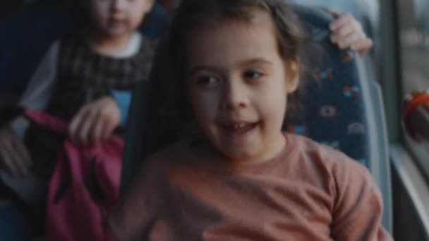 Şirin Küçük Bir Kız Gülümsüyor Otobüsle Gezintiden Zevk Alıyor — Stok video