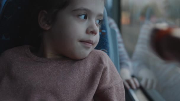 Şirin Küçük Bir Kız Otobüsle Gezintiden Zevk Alıyor Otobüs Penceresinden — Stok video