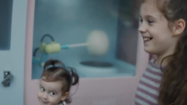 Szczęśliwe Dziewczynki Czekają Automat Watą Cukrową Żeby Stworzyć Watę Cukrową — Wideo stockowe