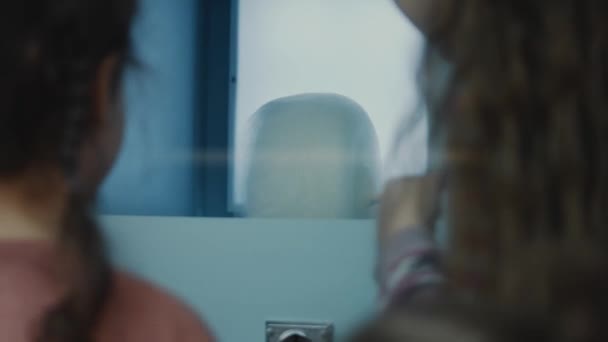Glada Små Flickor Väntar Automatisk Bomull Godis Automat För Att — Stockvideo