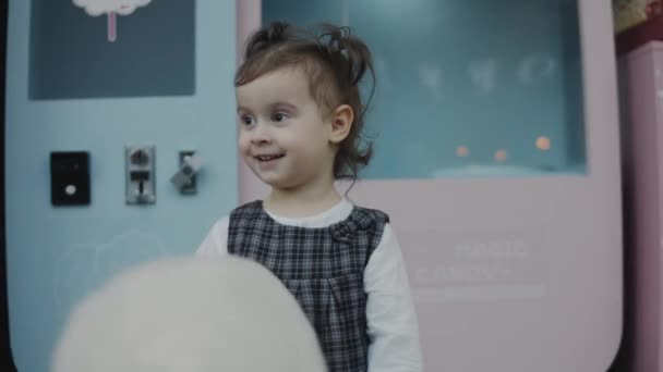 Uśmiechnięta Dziewczynka Kręci Watą Cukrową Dłoni — Wideo stockowe
