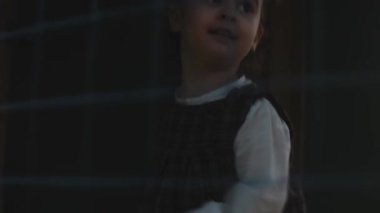 Küçük mutlu kız oyun parkındaki kaydırağın üstünde merdivenleri çıkarken çok eğleniyor. Çocukluk, mutluluk ve sağlıklı yaşam tarzı.