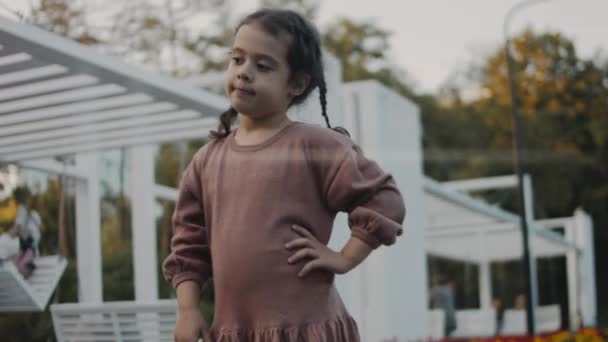 Porträt Eines Süßen Kleinen Mädchens Einem Kleid Das Park Für — Stockvideo