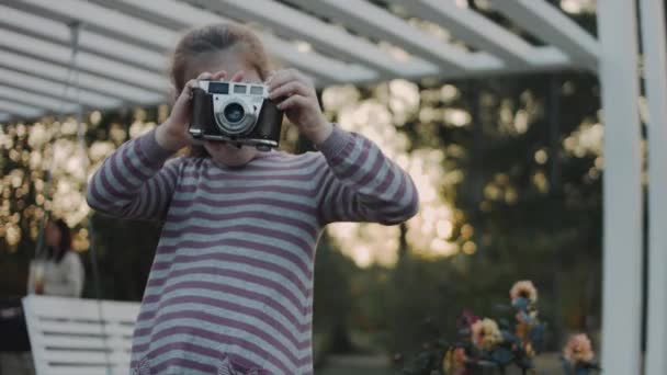 Uma Linda Menina Escola Tira Suas Primeiras Fotos Natureza Com — Vídeo de Stock