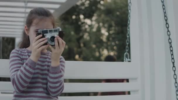 Egy Aranyos Kis Iskolás Lány Első Képeit Természetről Retro Kamerával — Stock videók