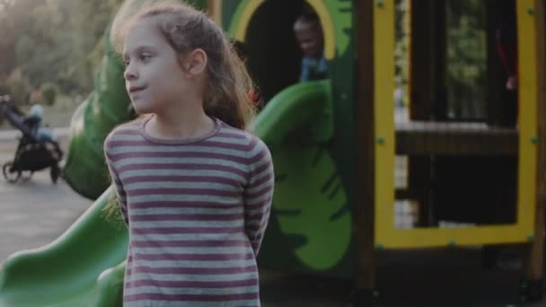 Den Lille Jenta Står Lekeplassen Ser Seg Rundt Familie Barn – stockvideo