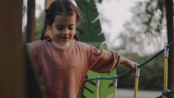Uma Menina Andar Sobre Troncos Parque Infantil Equilibrar Conceito Close — Vídeo de Stock