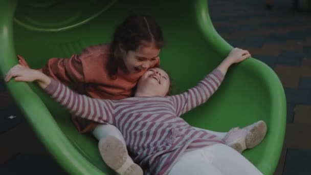 Mutlu Iki Küçük Kız Çocuk Parkında Kayarken Çok Eğleniyor Çocukluk — Stok video
