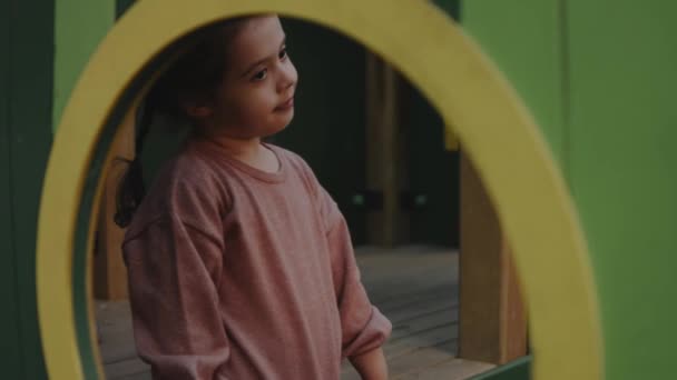 Κοριτσάκι Στέκεται Στην Παιδική Χαρά Κοιτάζοντας Γύρω Έννοια Οικογένειας Παιδιού — Αρχείο Βίντεο