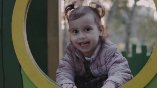 Happy Toddler Girl Erge Sul Parco Giochi Guardando Telecamera Famiglia — Video Stock