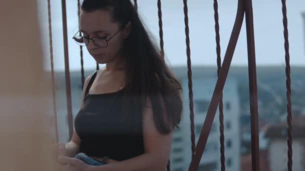 Szekrény Egy Visel Szemüveg Nézi Okostelefon Miközben Erkélyen Gyönyörű Kilátás — Stock videók