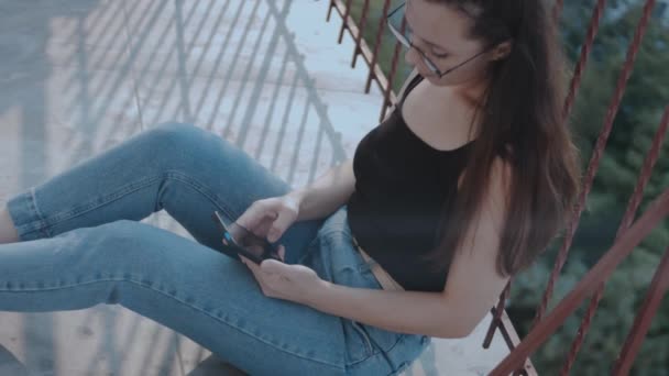 Primo Piano Una Donna Che Indossa Occhiali Vista Guardando Smartphone — Video Stock