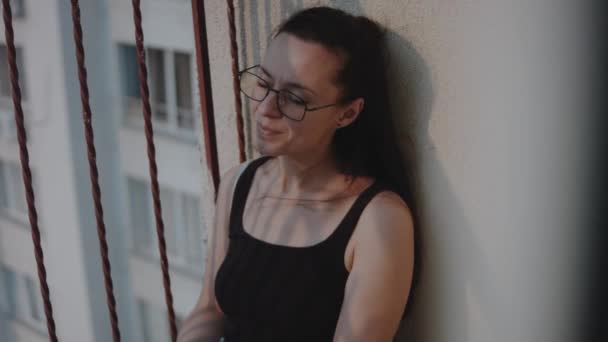 Femme Avec Des Lunettes Sur Balcon Bloc Relaxant Respirant Air — Video