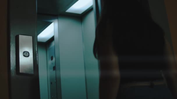 Жінка Входить Ліфт Натискає Кнопку Бідне Світло Будівлі Темний Зал — стокове відео