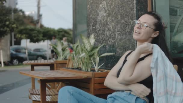 Ładna Młoda Kobieta Siedzi Zewnątrz Kawiarni Czekając Kawę Uśmiech Relaks — Wideo stockowe