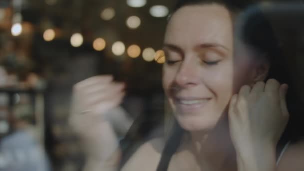 Großaufnahme Einer Frau Die Einem Café Ihr Handy Der Hand — Stockvideo