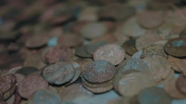 15.-16. yüzyıllara ait pek çok bakır sikke. 2023, Tarih Müzesi, Chisinau, Moldova.