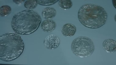 17. yüzyılın Kutsal Roma İmparatorluğu, Polonya, İspanya ve İsveç 'inin gümüş sikkelerine yakın durun. 2023, Tarih Müzesi, Chisinau, Moldova.
