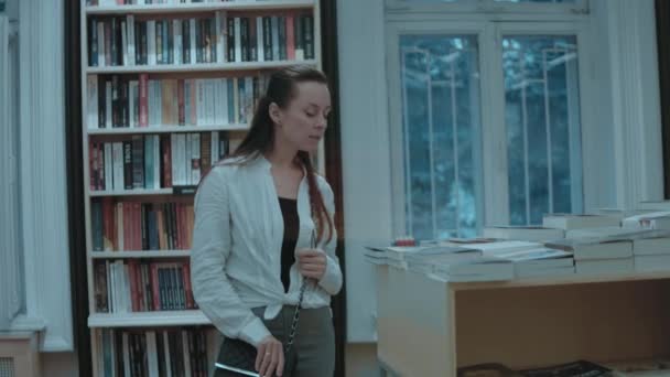 Feliz Joven Mujer Está Pasando Tiempo Libre Librería Busca Nuevo — Vídeos de Stock