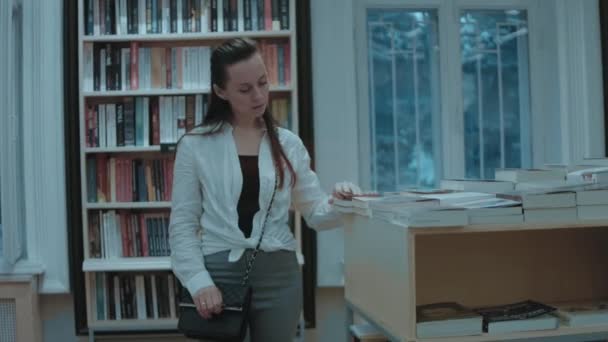Gelukkige Jonge Vrouw Besteedt Haar Vrije Tijd Boekhandel Zoek Naar — Stockvideo