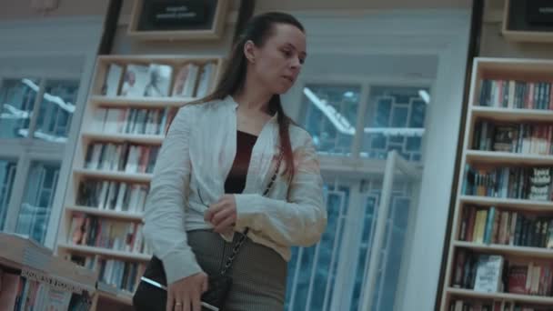 Feliz Joven Mujer Está Pasando Tiempo Libre Librería Busca Nuevo — Vídeo de stock