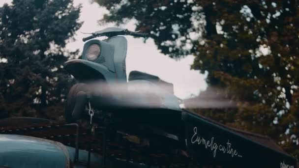 Çatıda Eski Model Bir Motosiklet Olan Şehir Kafesi — Stok video