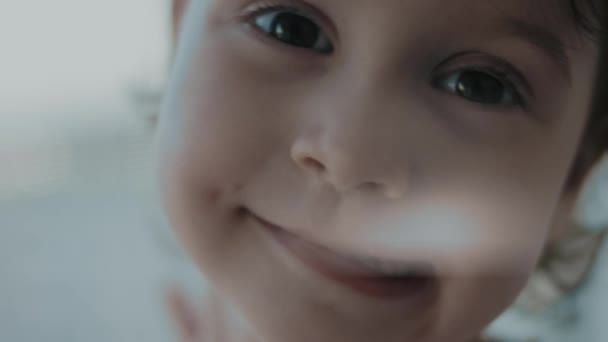 Güneşli Bir Günde Kapalı Bir Yerde Küçük Mutlu Bir Kızın — Stok video