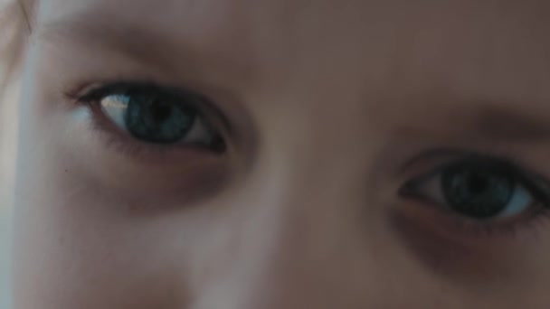 Zblízka Záběr Holčičky Modrýma Očima Drzým Šílený Rozrušený Výraz — Stock video