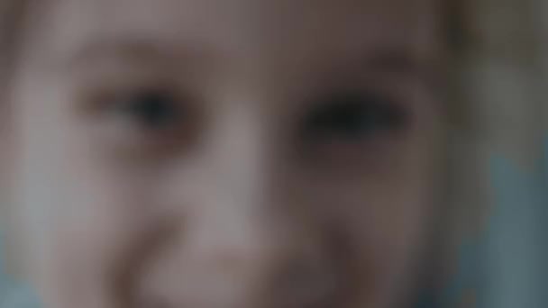Close Retrato Olhos Azuis Atraente Linda Saudável Alegre Menina Loira — Vídeo de Stock