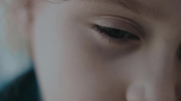 Macro Tiro Menina Com Olhos Azuis Com Expressão Perturbada Câmera — Vídeo de Stock