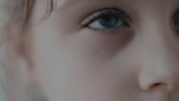 Makro Ujęcie Małej Dziewczynki Niebieskimi Oczami Smutnym Wyrazie Twarzy — Wideo stockowe