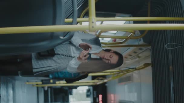 Tir Vertical Belle Jeune Femme Debout Dans Bus Ville Regardant — Video