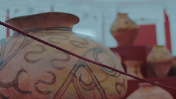 一套古老的陶罐 博物馆里的旧陶瓷瓶 — 图库视频影像