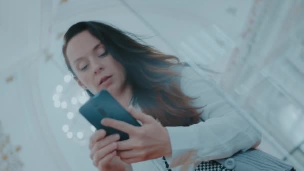 Intelligentes Junges Weibchen Nutzt Handy Für Suchinfos Über Exponate Museum — Stockvideo
