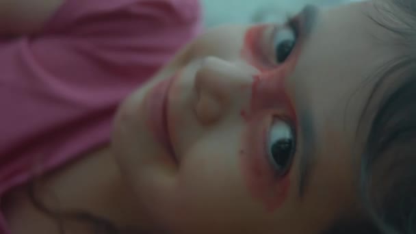 Κατακόρυφη Φωτογράφηση Του Χαρούμενου Αισιόδοξου Μικρού Καυκάσιου Κοριτσιού Ζωγράφισε Πρόσωπό — Αρχείο Βίντεο