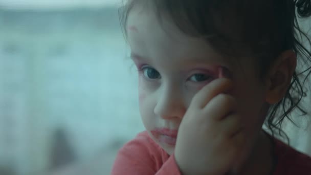 Vidám Magabiztos Kaukázusi Kisgyerek Rúzzsal Szemhéjjal Festette Arcát Kislány Csak — Stock videók