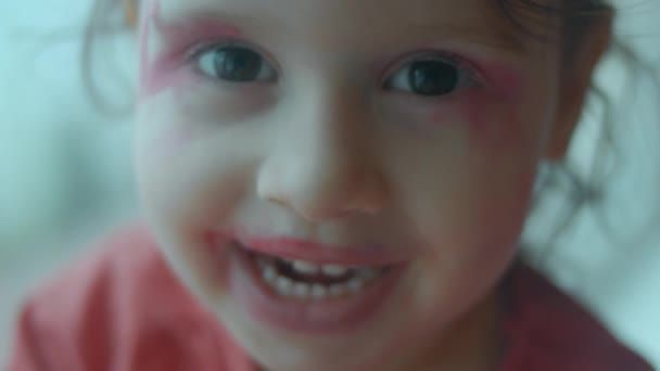 Neşeli Kendine Güvenen Beyaz Çocuk Yüzünü Ruj Göz Farı Ile — Stok video