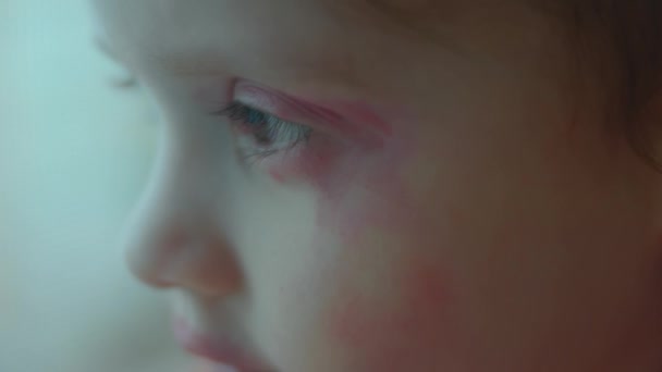 Close Criança Caucasiana Que Pintou Rosto Com Batom Sombras Menina — Vídeo de Stock