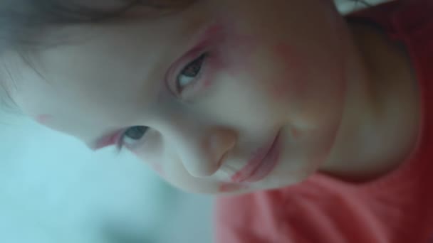 Criança Caucasiana Confiante Alegre Pintou Seu Rosto Com Batom Sombras — Vídeo de Stock